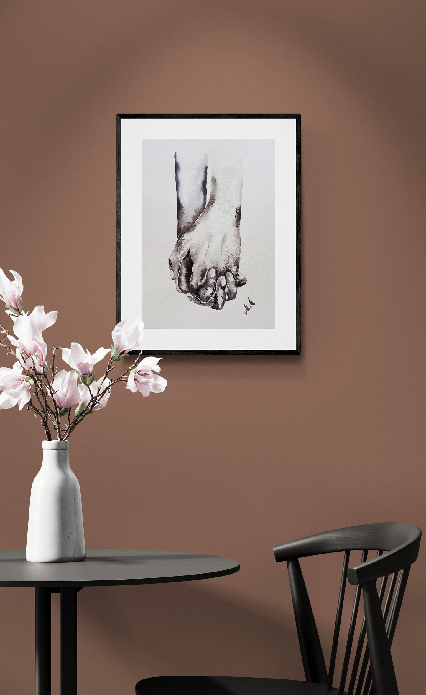Lovers Holding Hands – Minimalist wall art - Ink Painting
This black and white wall art is a beautiful minimalist art, perfect for a modern home, Scandinavian-style space, or boho home.
Its timeless simple design makes it a versatile addition to any room: bedroom, living room and including a home office or hallway.
Ideal as a thoughtful gift for lovers, young families, or as family home wall art, it brings a sense of love and unity to any space.